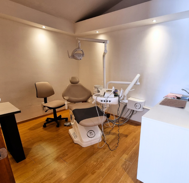 Interior del consultorio dental Aletan con equipo moderno y ambiente acogedor